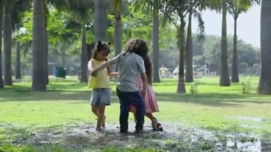 Bahçede Çamurda Çalan Çocuklar Videosu