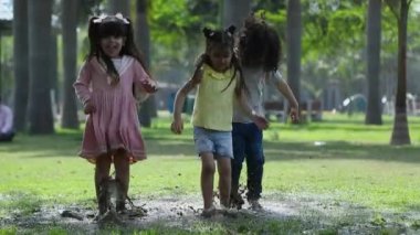 Bahçede Çamur Sıçratarak Oynayan Üç Hintli Çocuk Videosu