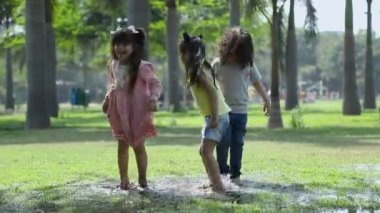 Park 'ta Çamurda Zıplayan Çocuklar' ın Eğlence Videosu