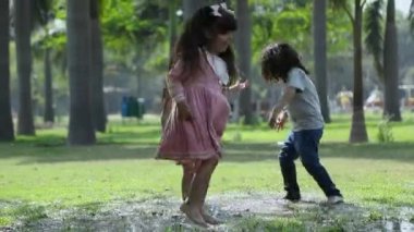 Park 'ta Çamurda Zıplayan Çocuklar' ın Eğlence Videosu