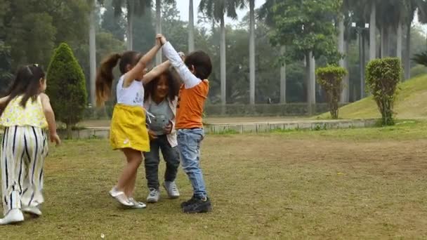 Видео Игры Азиатских Детей Пошам Открытом Воздухе — стоковое видео