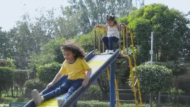Відео Щасливі Індійські Діти Грають Слайді Діти Ковзання Саду — стокове відео