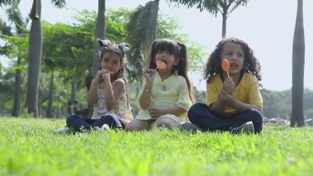 Vidéo Trois Enfants Indiens Assis Dans Parc Léchant Une Grosse — Video