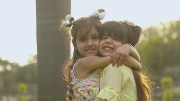 Vídeo Filmagem Bonito Sorridente Indiana Meninas Abraçando Uns Aos Outros — Vídeo de Stock