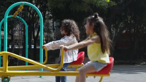 Kleine Kinder Vergnügen Sich Auf Wippe Park — Stockvideo