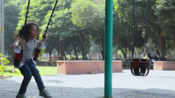 Genç Çocuk Parkta Salıncakta Sallanırken Eğleniyor — Stok video
