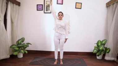 Hintli kadının Bhuja Valli Shakti Vikasaka Asana 'yı seslendirdiği video kaset.