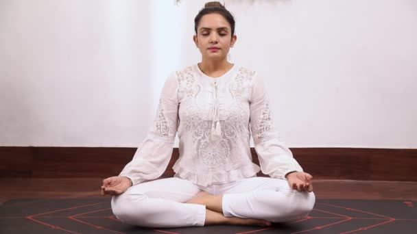 Video Saham Wanita Berpakaian Putih Melakukan Latihan Yoga Bhramari Pranayama — Stok Video