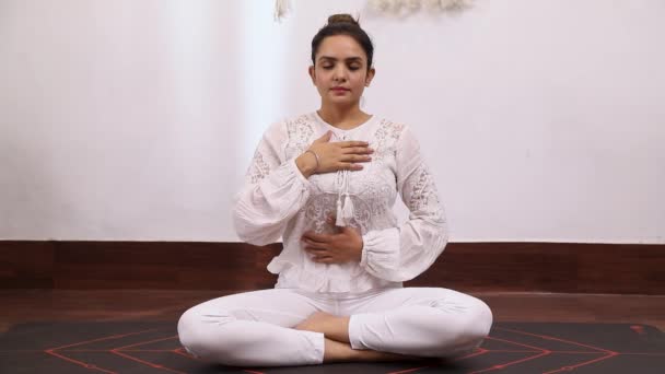 Vidéo Stock Femme Tenue Blanche Effectuant Exercice Full Yogi Breathing — Video