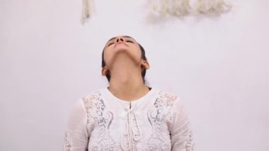 Yakışıklının Griva Shakti Vikasak Aasan 'ı sahnelediği video.