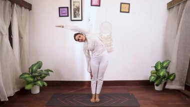 Ardha Kati Chakrasana 'yı seslendiren kadın videosu karın organlarını geriyor ve sindirimi teşvik ediyor.