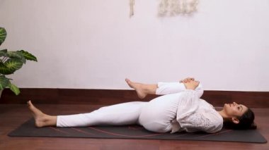 Ardha Pawanmuktasana 'yı seslendiren kadının videosu