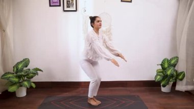 Kadın kürsü performansı videosu Bu egzersiz omuzlardaki, sırtımızdaki, kollarımızdaki ve bacaklarımızdaki gerginliği azaltmaya yardımcı olur