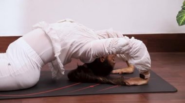 Kadının Balık Pozu (Matsyasana) performans videosu karın yağını azaltmaya yardımcı olur
