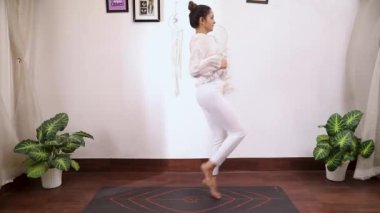 Kas dayanıklılığını artırmak için yüksek diz yürüyüşü egzersizi yapan kadın videosu.