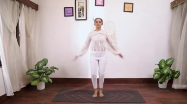 Kalçaları güçlendiren Jangha Shakti Vikasaka Kriya adlı kadının videosu. 