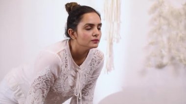Mukh Dhauti Kriya 'yı çeken kadının videosu, egzersiz sırasında vücuttaki oksijen seviyesini daha düşük seviyedeki karbondioksit seviyesine çıkartıyor.