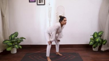 Mukha Dhouti Yoga Kriya 'yı seslendiren kadın videosu, bu egzersiz konsantrasyonu arttırır ve zihni ve bedeni rahatlatır.