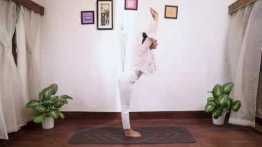 Kadınların Padahastasana performans videosu (el ele poz), bu egzersizin gaz, kabızlık ve hazımsızlığı azaltmasına yardımcı olur.