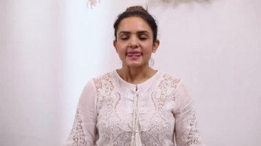 Sitkari Pranayama 'yı (Hissing Breath Pranayama) seslendiren kadın videosu vücudu serinletir veya sakinleştirir, zihni sakinleştirir ve endişeyi azaltır 