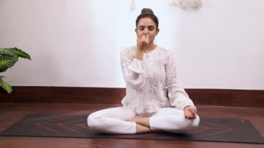 Kadınların Surya Bhedi Pranayama 'yı (Sağ Burun Solunumu) seslendirme videosu sindirimi geliştirmede yardımcı oluyor