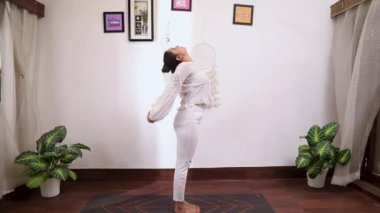 Vakshasthal Shakti Vikasak Kriya -2 adlı kadının videosu kan dolaşımını hızlandırıyor.