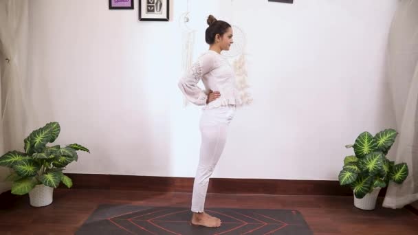白衣姿のインド人女性のビデオ Ardha Chkrasanaヨガポーズ — ストック動画