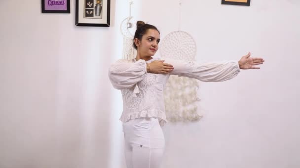 Відео Індійської Жінки Білому Одязі Виконання Пози Йоги Катічакрасани — стокове відео