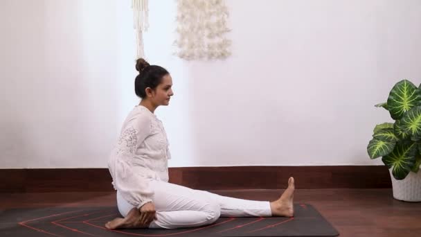 Vidéo Femme Indienne Tenue Blanche Exécutant Pose Yoga Vajrasana Devant — Video