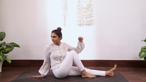 Vidéo Femme Indienne Tenue Blanche Effectuant Exercice Position Torsion Colonne — Video