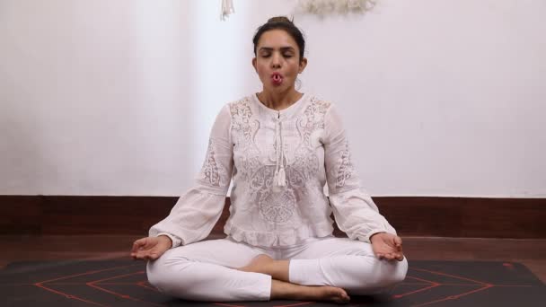 妇女进行Sheetali Pranayama 冷却呼吸 运动的录像 该运动平衡多余的气孔 冷却身体和清除多余的热量 — 图库视频影像