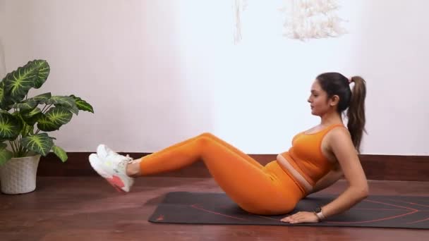 Видео Красивой Женщины Оранжевом Спортивном Костюме Выполняющей Упражнения Сжиганию Жира — стоковое видео