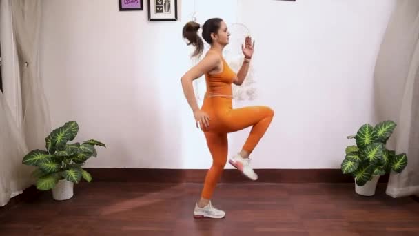 腹部の筋肉を強化するのに役立つハイ膝ランニング運動を行う女性のビデオ — ストック動画