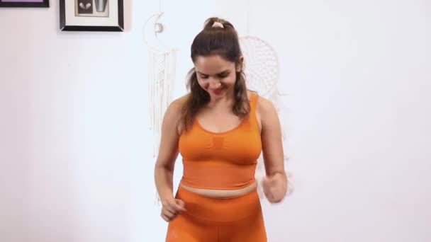 Видео Женщины Оранжевом Тренажерном Зале Носить Выполняя Пробежку Пятне Упражнения — стоковое видео