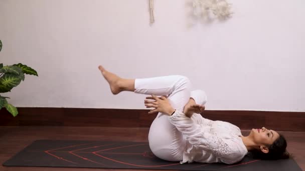 Видео Женщины Лежащей Коврике Делая Откинутые Голубиные Позы Упражнение Улучшает — стоковое видео