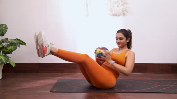 Video Kvinna Gym Slitage Utför Russian Twist Exercise Denna Övning — Stockvideo
