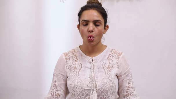 Відеофільм Про Жінку Виконує Шеталі Пранаяма Охолоджуючий Подих Допомагає Врівноважувати — стокове відео