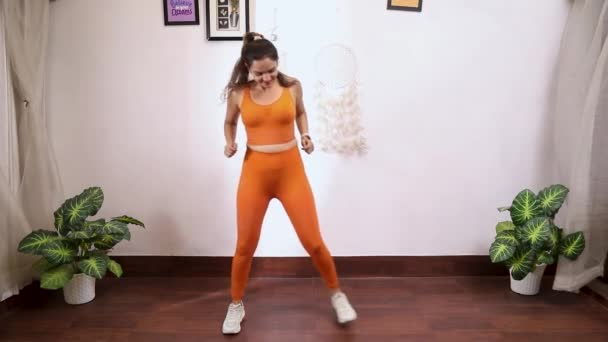 Video Einer Frau Turnkleid Die Step Touch Aerobic Übungen Durchführt — Stockvideo