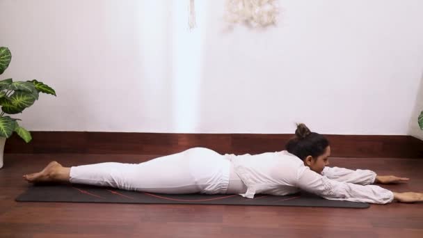 スーパーマンポーズを行う女性のビデオ Viparita Shalabhasana この演習は 胸の筋肉を強化するのに役立ちます 腹部と下背部 — ストック動画