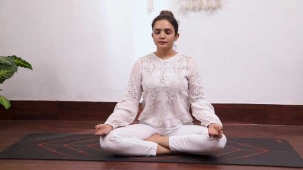 Video Una Mujer Vestida Blanco Haciendo Pose Yoga Ujjayi Pranayama — Vídeo de stock