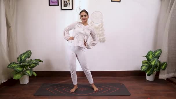 Video Woman Performing Waist Rotation Exercise Which Helps Increase Flexibility — Stock Video