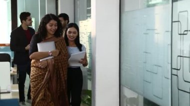 İş adamlarının koridorda birlikte yürüdüğü bir video.