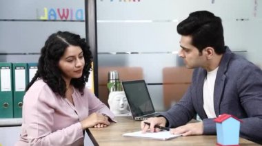 Kadın anlaşma imzalarken ve ajanla el sıkışırken çekilmiş video kaset. 