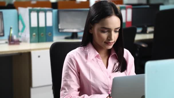 Видео Женщины Сотрудницы Работающей Над Ноутбуком Офисе — стоковое видео