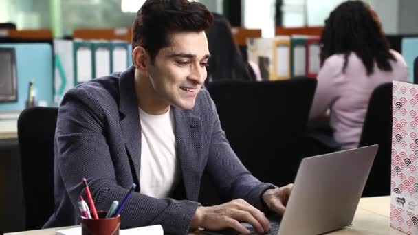 Sonriente Empleado Masculino Trabajando Ordenador Portátil Mientras Mira Cámara Sentado — Vídeos de Stock
