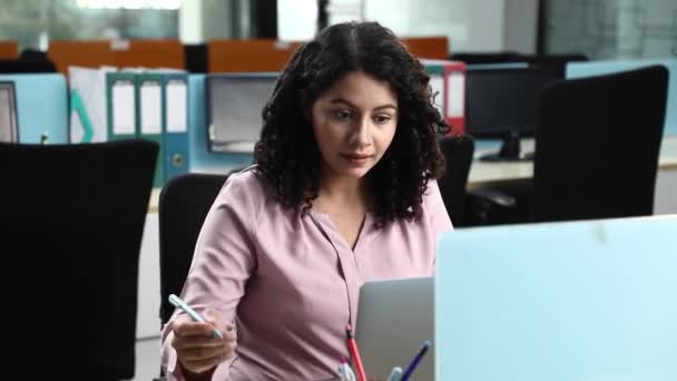 Stockvideo Young Office Woman Arbetar Med Bärbar Dator Gester Tummen — Stockvideo
