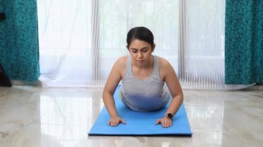 Makarasana ya da Timsah, dinlenmek için yoga pozu veriyor.