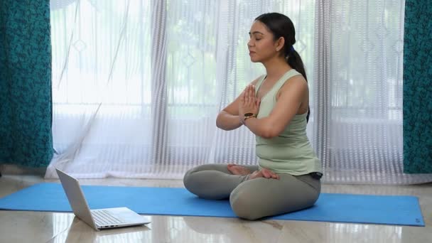 Video Yoga Meditazione Casa Donna Che Esegue Mudra Gyan Seduto — Video Stock
