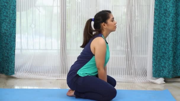 Video Donna Che Pratica Singhasan Posa Yoga Utile Nel Ridurre — Video Stock