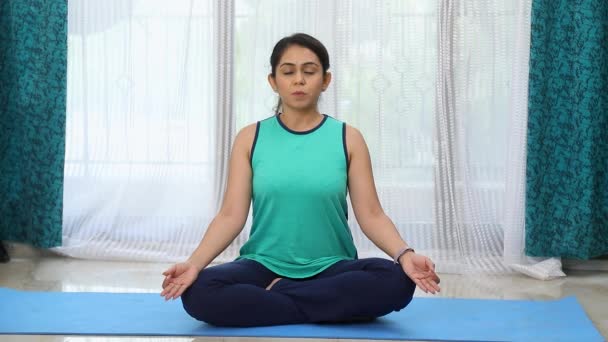 Stock Video Donna Che Esegue Esercizio Meditazione Questo Aiuto Ridurre — Video Stock